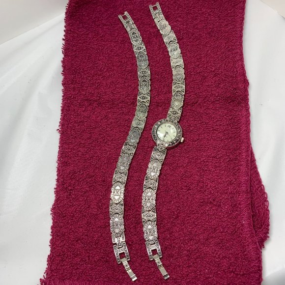 AVON Vintage 7" Antiqued Silvertone Bracelet & Watch Set. (447) - Picture 2 of 10